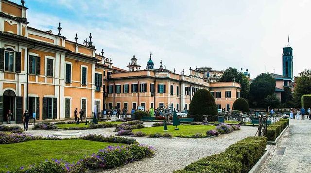 Varese, matrimonio con saluti romani nella sede del Comune