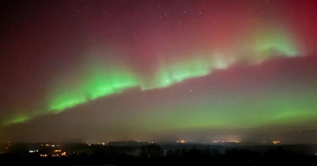 Česko v noci osvítila výjimečně silná polární záře, byla vidět i z větších měst