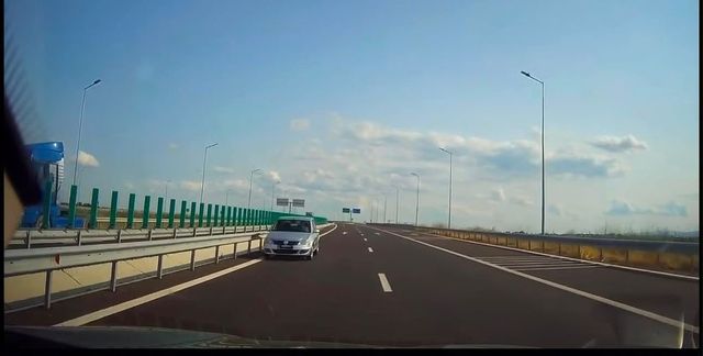 Un pensionar de 77 de ani din Galați, filmat cum intră pe contrasens pe A7, a rămas fără permis