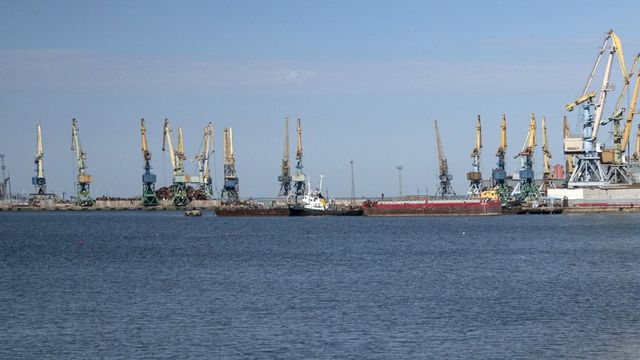 Украйна атакува руски кораб с пшеница в Азовско море, трима са загинали